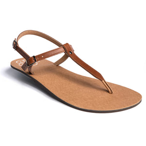 Produktbild av minimalistisk barfotasko från Lonnies i modellen Warm Amber. Sandalen har en tunn Y-formad rem i brunt läder, justerbart hälspänne och en platt, naturfärgad sula. Fotograferad i sned vinkel mot vit bakgrund för att tydligt visa design och passform