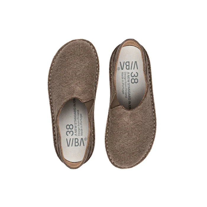 VIBA Zuma barfotaskor i färgen Linen Oak, fotograferade uppifrån. Modellen har bred tåbox, ergonomisk passform och är tillverkad i naturfärgat linne – designade för komfort och fri rörlighet.