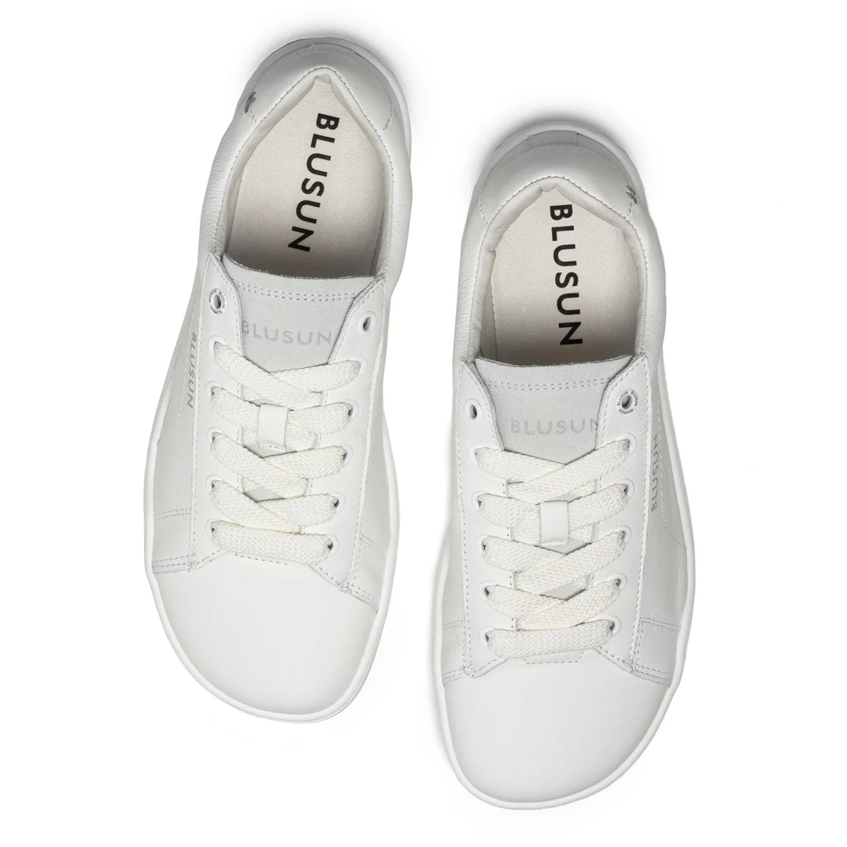 Vita barfotaskor från märket Blusun, modell med bred tåbox och noll drop, fotograferade uppifrån. Skorna har vita skosnören och är designade för naturlig fotrörelse och komfort.