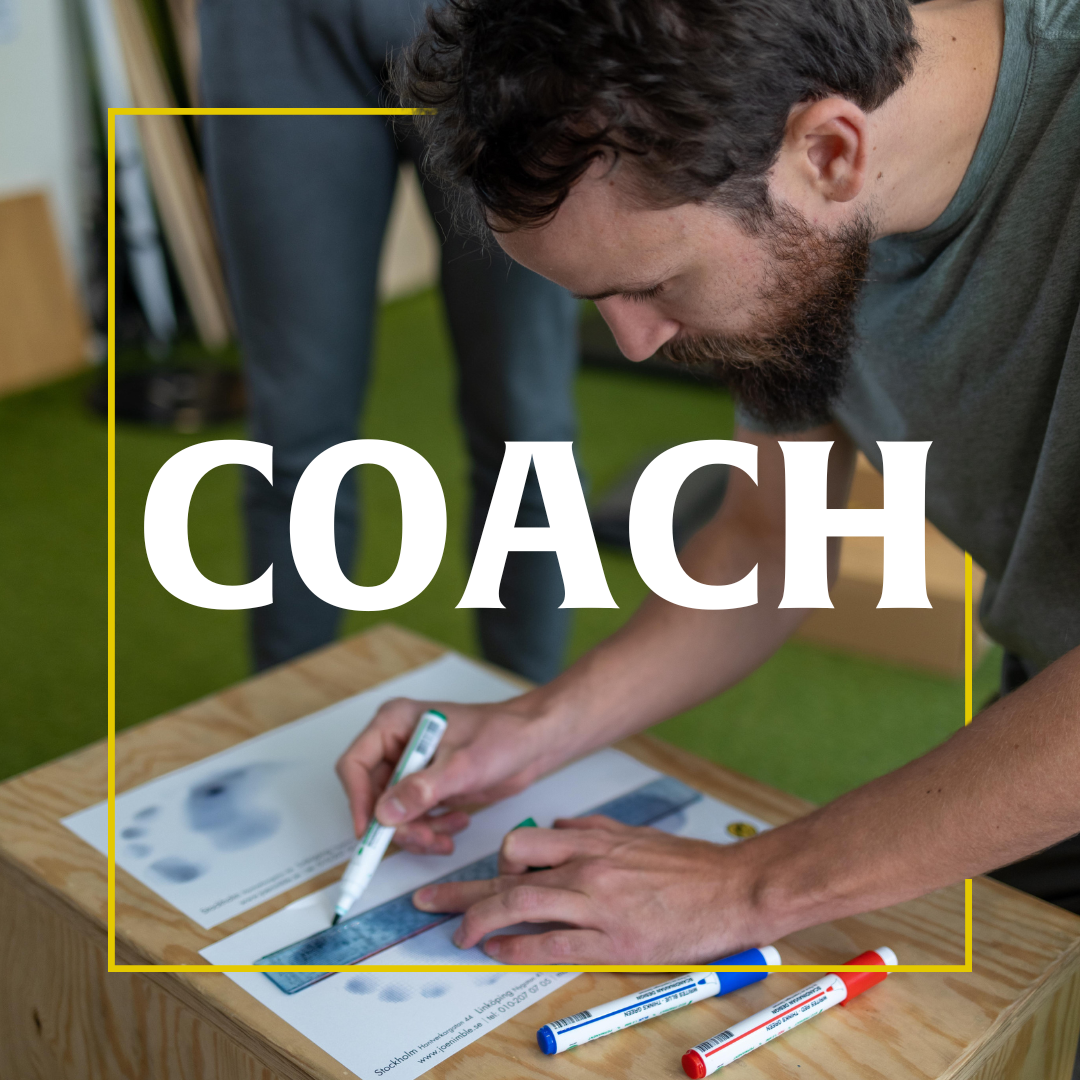 rörelsecoach som gör en fotanalys för minskade fotproblem