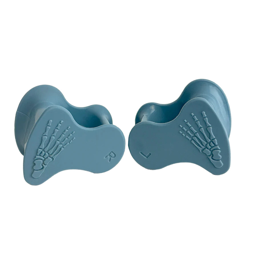 Ett par blå tåspridare från Stabletoe med anatomisk design, märkta med 'R' och 'L' samt skelettillustrationer för höger och vänster fot.